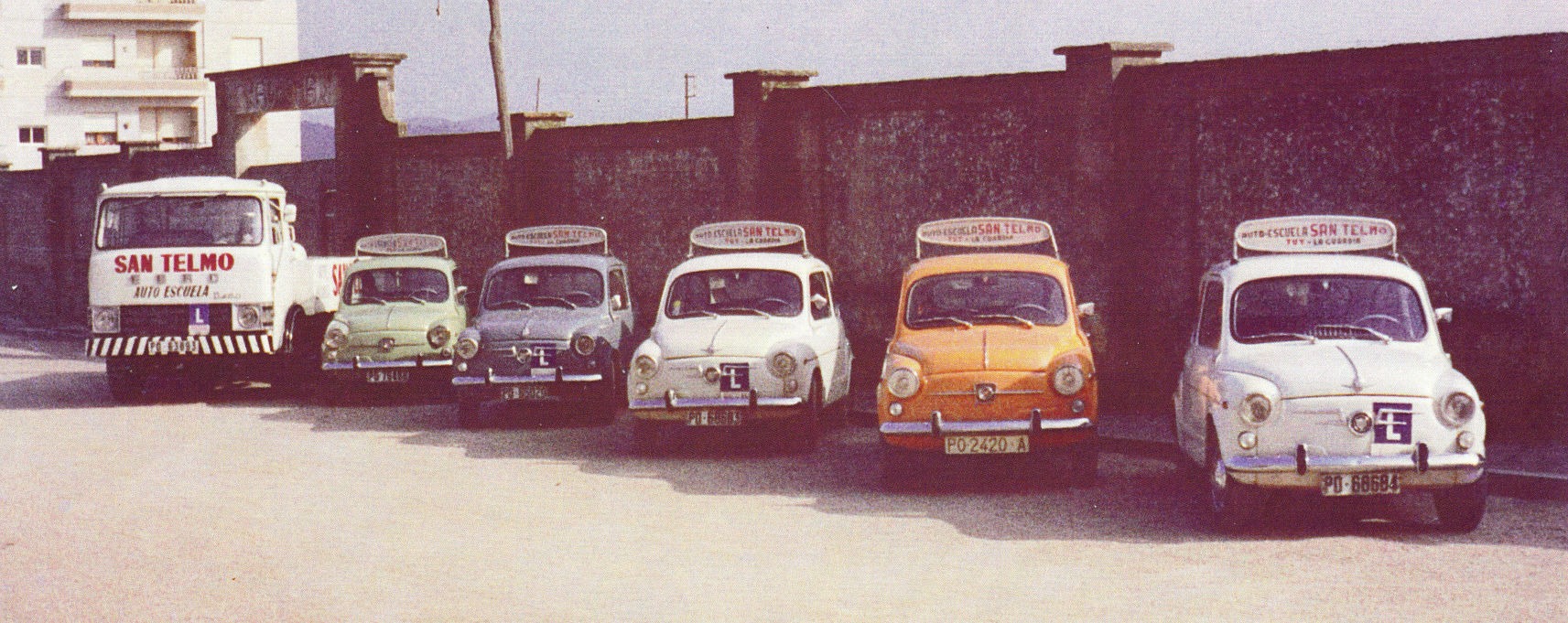 vehiculos clasicos de la autoescuela San Telmo