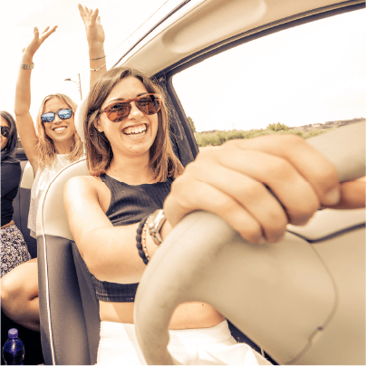 Mujeres divirtiéndose conduciendo